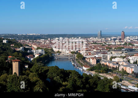 Lyon (sud-est de la France). Aperçu de la ville et l'ÒQuais SaoneÓ de piétons (Quai Rambaud) dans le quartier de Perrache, de Sainte-Foy-les-Lyo Banque D'Images