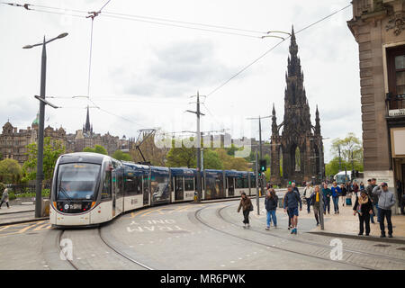 Une scène de rue d'Édimbourg du Scott Monument vu de St David Street Édimbourg en Écosse. Banque D'Images