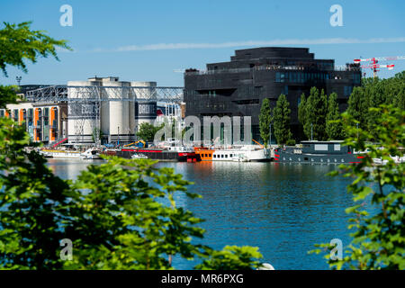 Lyon (sud-est de la France) : La confluence de la rivière Saône. GL Events Siège (noir avec un cube rouge) et la salle d'exposition de la Banque D'Images