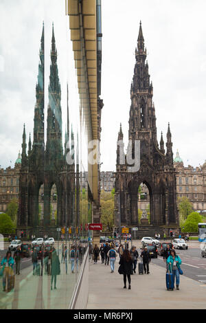 Une scène de rue d'Édimbourg du Scott Monument vu de St David Street Édimbourg en Écosse. Banque D'Images