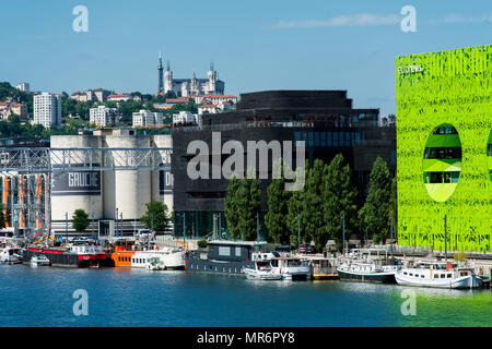 Lyon (sud-est de la France) : La confluence de la rivière Saône. Quay Òquai RambaudÓ. La salle d'exposition de la Sucriere, siège d'Euronews (gr Banque D'Images