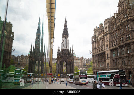 Une scène de rue d'Édimbourg du Scott Monument vu de St David Street Édimbourg en Écosse. Banque D'Images