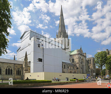 Échafaudage entoure le choeur à la Cathédrale de Chichester, West Sussex. La structure offre un accès et une protection contre les intempéries pour les réparations des toits. Banque D'Images