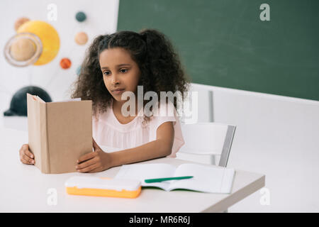 African American concentrées dans la catégorie des manuels de lecture d'écolière Banque D'Images