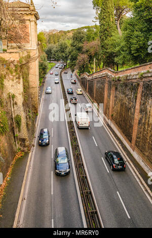 ROME, ITALIE, JANVIER - 2018 - High angle shot de croisement de l'avenue du Parc de la villa Borghèse à Rome, Italie Ville Banque D'Images