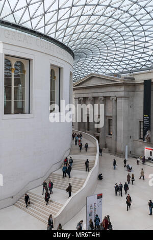 Londres, UK - Mars 2018 : vue sur le Queen Elizabeth II Great Court du British Museum rempli de visiteurs Banque D'Images