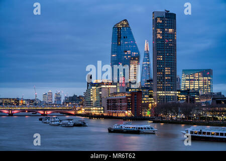 Londres, Royaume-Uni - 31 mars 2018 : Le nouveau gratte-ciel au sud de la Tamise - Un Blackfriars, le Shard & South Bank Tower- vu la nuit de Waterloo Bridge wifi Banque D'Images