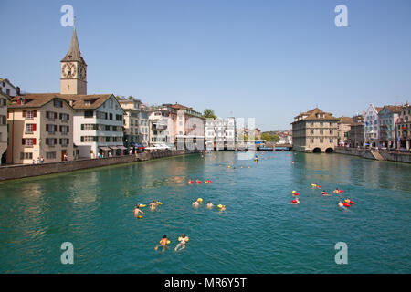ZURICH - 28 août : 'Zurcher Limmatschwimmen" (baignade dans la rivière Limmat via Zurich centre-ville) le 27 août 2017 à Zurich, Suisse. L 'Li Banque D'Images