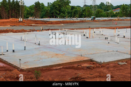 HICKORY, NC, USA-12 18 mai : début de la construction et de béton sont coulés pour un complexe d'appartements de l'unité 300. Banque D'Images