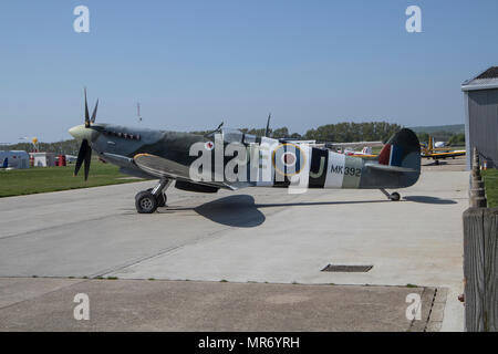 Un Spitfire MK 392 vintage garée à l'Aérodrome de Goodwood à Goodwood, Sussex, UK. Cet avion a été piloté par Air Vice Marshal Johnson James Edgar, CB, CBE Banque D'Images