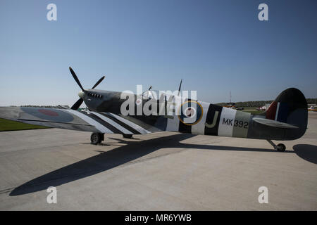 Un Spitfire MK 392 vintage garée à l'Aérodrome de Goodwood à Goodwood, Sussex, UK. Cet avion a été piloté par Air Vice Marshal Johnson James Edgar, CB, CBE Banque D'Images