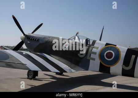 Un Spitfire MK 392 vintage garée à l'Aérodrome de Goodwood à Goodwood, Sussex, UK. Cet avion a été piloté par Air Vice Marshal Johnson James Edgar, CB, CBE Banque D'Images