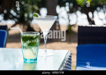 Close-up shot of margarita et mojito cocktails debout sur la table de restaurant Banque D'Images