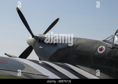 Un Spitfire MK 392 vintage garée à l'Aérodrome de Goodwood à Goodwood, Sussex, UK. Cet avion a été piloté par Air Vice Marshal Johnson James Edgar, CB, CBE Banque D'Images