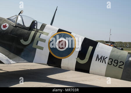 Un Spitfire MK 392 vintage garée à l'Aérodrome de Goodwood à Goodwood, Sussex, UK. Cet avion a été piloté par Air Vice Marshal Johnson James Edgar, CB, CBE Banque D'Images