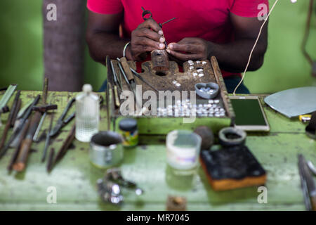 Cropped shot of oriental bijoutier faire sonne au Sri Lanka fabrication Banque D'Images