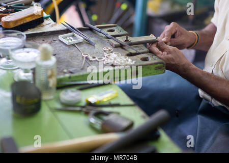 Cropped shot de bijoux orientaux faire maître sonne au Sri Lanka fabrication Banque D'Images