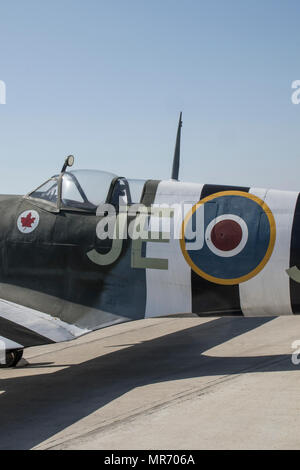 Un Spitfire MK 392 vintage garée à l'Aérodrome de Goodwood à Goodwood, Sussex, UK. Cet avion a été piloté par Air Vice Marshal Johnson James Edgar, CB, CBE Banque D'Images