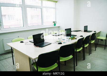 Intérieur de salle de classe avec des ordinateurs portables sur 24 au cours d'éducation de la tige Banque D'Images