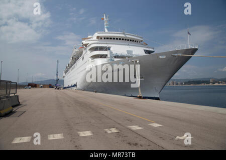 Le paquebot de croisière TUI arella "Dream' amarré dans un port Méditerranéen Banque D'Images