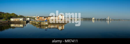 Vue panoramique de l'entrée de Penarth Marina dans la baie de Cardiff et de nouvelles maisons au bord de l'eau Banque D'Images