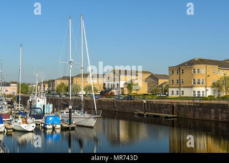 Grand angle vue paysage de bateaux et yachts à Penarth Marina, Cardiff, Pays de Galles, avec de nouvelles maisons du côté du port Banque D'Images