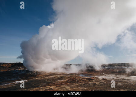 Beau paysage islandais avec de la vapeur à partir de sources d'eau chaude géothermique, reykjanes, Gunnuhver Hot Springs, l'islande Banque D'Images