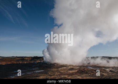 Paysage spectaculaire avec de la vapeur à partir de sources d'eau chaude géothermique en Islande, reykjanes, Gunnuhver Hot Springs Banque D'Images