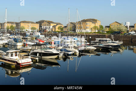 Grand angle vue paysage de bateaux et yachts à Penarth Marina, Cardiff, Pays de Galles Banque D'Images