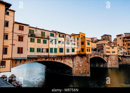 FLORENCE, ITALIE - 17 juillet 2017 : célèbre Ponte Vecchio avec Arno au coucher du soleil à Florence, Italie Banque D'Images