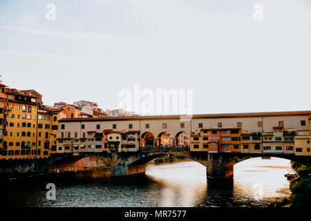 FLORENCE, ITALIE - 17 juillet 2017 : célèbre Ponte Vecchio avec Arno au coucher du soleil à Florence, Italie Banque D'Images