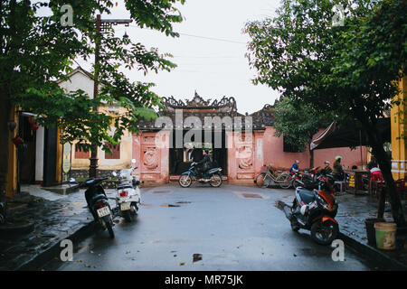 HOI AN, VIETNAM - 03 janvier, 2018 : les vietnamiens et le transport sur rue dans Hoi An, Vietnam Banque D'Images