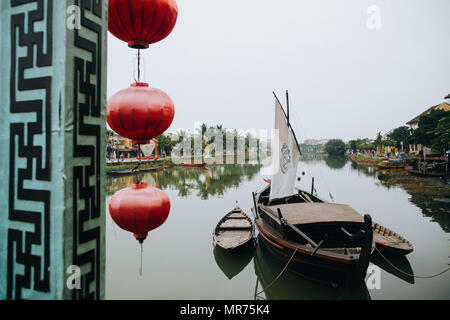 HOI AN, VIETNAM - 03 janvier, 2018 : oriental rouge lanternes et bateaux en bois dans la région de Hoi An, Vietnam Banque D'Images