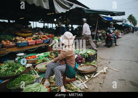 HOI AN, VIETNAM - 03 janvier, 2018 : inconnu vietnamiens sur l'alimentation à Hoi An, Vietnam Banque D'Images