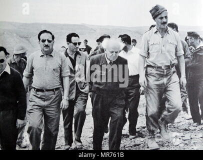 David Ben Gourion Yigal Yadin, avec Shimon Peres et visiter un site archéologique dans le désert de Judée 1962. David Ben Gourion (1886 - 1973), homme politique israélien et premier premier ministre d'Israël. Yigael Yadin (1917 - 1984) l'archéologue israélien, homme politique, et le deuxième chef d'état-major des Forces de défense d'Israël. Shimon Peres (1923 - 2016), homme politique israélien, Président d'Israël, (2007 à 2014) et le Premier Ministre d'Israël. Banque D'Images