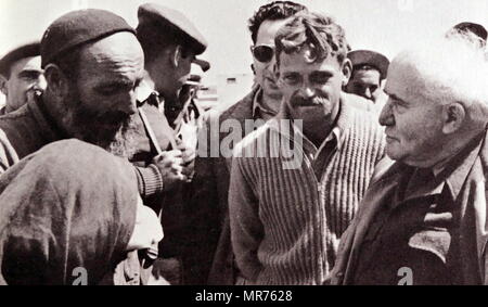 David Ben Gourion (1886-1973) était un homme politique israélien et premier premier ministre d'Israël. Shimon Peres son allié est vu dans des lunettes noires Banque D'Images