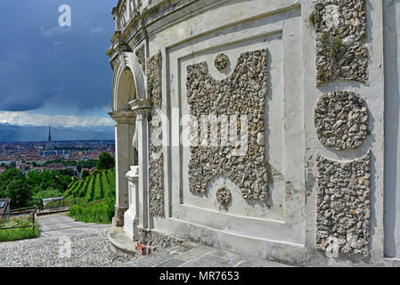 Villa della Regina, détail de la mur belvedere avec Turin skyline at gauche avec le Molo et Alpes dans la distance, Turin, Italie Banque D'Images