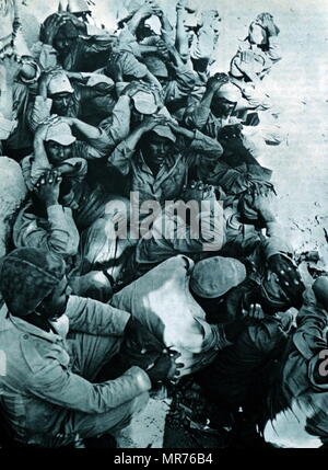 Les troupes israéliennes capturer des soldats égyptiens comme des prisonniers de guerre, dans la région du Sinaï égyptien, au cours de la guerre des Six Jours 1967 Banque D'Images