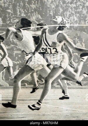 Photographie de Mildred Ella 'Babe Didrikson Zaharias' (1911 - 1956) remportant le 80m haies aux Jeux Olympiques de 1932. Babe a gagné une renommée mondiale en athlétisme et en basket-ball d'état All-American. Banque D'Images