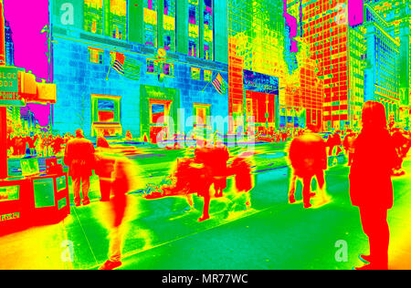 Cinquième Avenue et occupé par les piétons circulant, à l'E 57th Street avec Trump Tower à droite (rendu en PS, style pop art), New York, NY, USA Banque D'Images