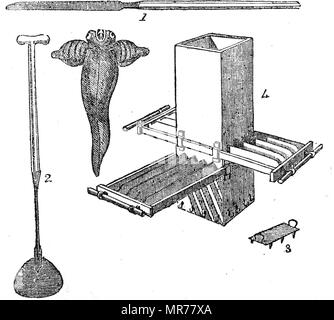 Gravure représentant des instruments utilisés pour la pêche de la baleine du Groenland. 1. Queue-couteau, utilisé pour couper les ailerons de baleines mortes. 2. Lard spade pour détacher la graisse de la carcasse. 3. Spur qui fixe les hommes à semelles de chaussures lorsque vous travaillez sur une carcasse. 4. Arrangement de couteaux pour couper la graisse en petits morceaux pour l'emballage dans des barils. 5. L'alimentation de la baleine du Groenland, ici appelée Clio borealis. En date du 19e siècle Banque D'Images