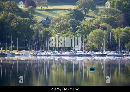 Le bois bas Marina rattaché à l'hôtel du même nom sur le lac de Windermere Banque D'Images