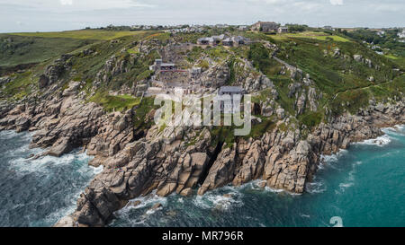 Le Minack Theatre sur les falaises de la côte et près de Porthcurno, Cornwall, Angleterre Banque D'Images