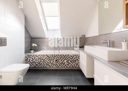 Gris et Blanc, salle de bains avec lavabo, toilettes et baignoire Banque D'Images