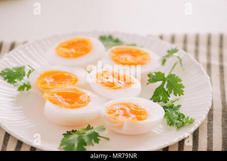 Close up medium soft boiled egg canard récipient blanc sur la partie Banque D'Images