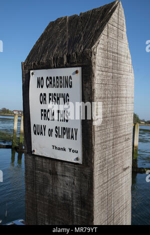 Connectez-vous - pas de crabes ou de pêche de cette cale à Bosham, près de Chichester, Sussex, UK Banque D'Images