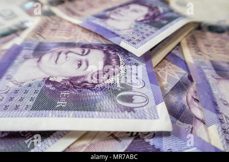 Arrière-plan d'un grand tas de vingt livres sterling pound bank notes Banque D'Images