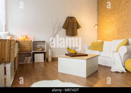 Cette chambre spacieuse comprend des lits en bois et de linge de table, canapé Banque D'Images