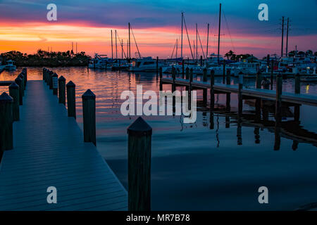 Ciel coloré après le coucher du soleil sur le port de plaisance sur la rivière de la paix à Punta Gorda en Floride Banque D'Images