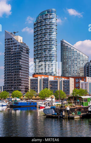 Londres, Royaume-Uni - 20 avril : bassin Blackwall riverside apartment buildings modernes et le quartier du port à proximité du quartier financier de Canary Wharf sur Avril Banque D'Images